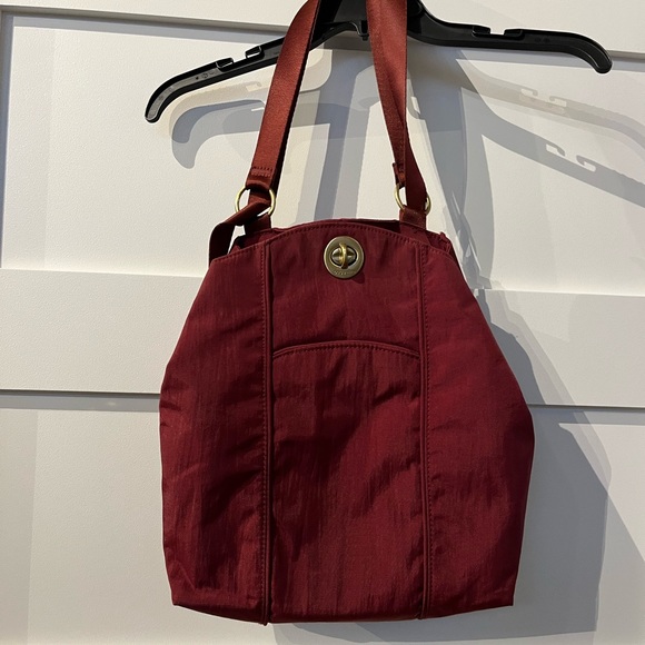 Baggallini Handbags - Women's Burgundy Baggallini Shoulder/backpack Bag - Classic Turn-Lock Tote